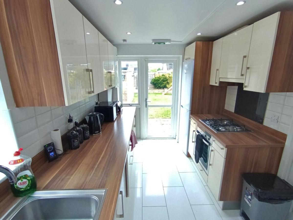 Gasthuis Beautiful House In Ruislip *